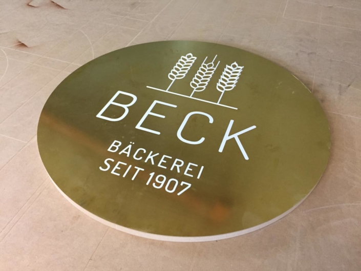 Messingschild "Bäckerei Beck", gefräst von Schickerei Werbetechnik